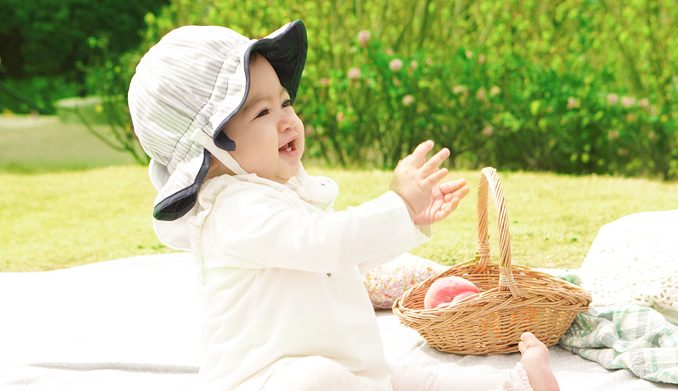 赤ちゃんにはつばの大きいベビー帽子が紫外線対策としておすすめ