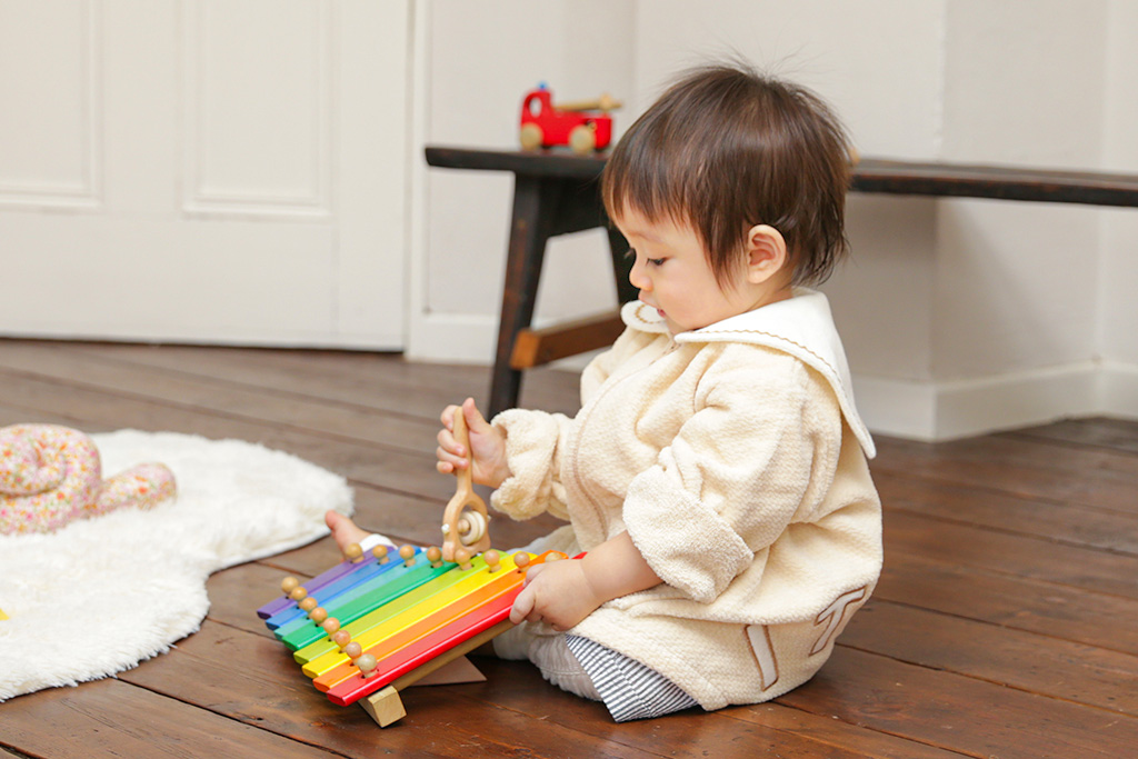 0歳~2歳までの赤ちゃんに贈りたいプレゼント。1歳~2歳頃のあかちゃんには発達を助ける知育玩具を