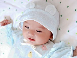 新生児期の赤ちゃんの帽子は「ボンネット」と呼ばれます、