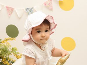 女の子用のベビー帽子は、淡い色合いや花柄などが人気