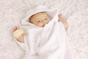 出産祝いにタオルを贈るなら、お風呂上りに便利なバスローブも人気です。
